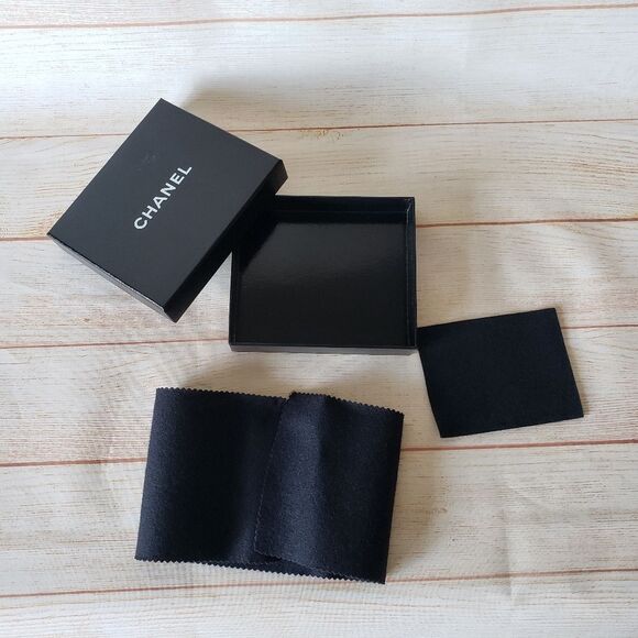 Authentic CHANEL Gift Box Small Wallet Black White Luxury Designer Felt Packing - Picture 2 of 12